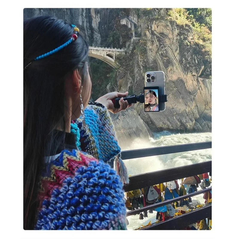 magem do Screen Hub, um espelhador de tela portátil com função de refletor Wi-Fi para celular. Ideal para melhorar fotos com a câmera traseira do smartphone, oferecendo visualização em tempo real. Acessório para criadores de conteúdo, leve e fácil de usar, compatível com dispositivos móveis. Espelhamento de alta qualidade, design compacto e conexão rápida via Wi-Fi. ganga hub
