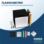 Mini estúdio fotográfico FlashCube Pro dobrável com iluminação LED RGB, fundo branco e aberturas frontal e superior para fotos de produtos pequenos.