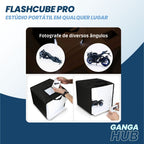 Mini estúdio fotográfico FlashCube Pro dobrável com iluminação LED RGB, fundo branco e aberturas frontal e superior para fotos de produtos pequenos.
