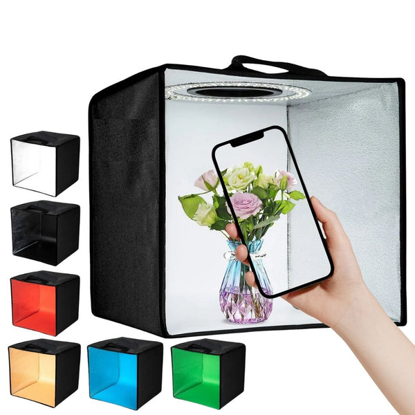 Mini estúdio fotográfico FlashCube Pro dobrável com iluminação LED RGB, fundo branco e aberturas frontal e superior para fotos de produtos pequenos.