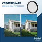 Filtro polarizador CPL PolarClip Pro com clipe universal para celular, aplicado em lente de smartphone durante fotografia externa com reflexo de vidro.