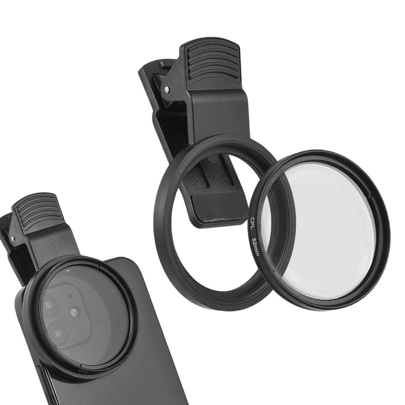Filtro polarizador CPL PolarClip Pro com clipe universal para celular, aplicado em lente de smartphone durante fotografia externa com reflexo de vidro.