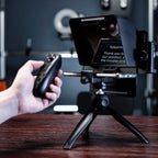 ProPrompt Mini - Teleprompter portátil para smartphones e DSLRs, inclui controle remoto Bluetooth e acessórios completos para uma gravação de vídeo profissional. Disponível na Gangahub.