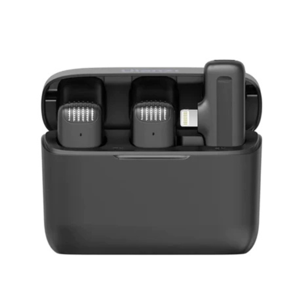 "SoundMax Dual Microfone Sem Fio Lapela Ulanzi J12 para Gravações, Lives e Transmissões ao Vivo - Conector Lightning e Tipo-C para iPhone e Android - Microfone Compacto de Alta Qualidade para Criadores de Conteúdo, Gravações Profissionais, Streaming e Vlogs. Acessório sem fio para vídeo, áudio e gravação, ideal para entrevistas, apresentações, gaming e transmissões ao vivo. Microfone de lapela com cancelamento de ruído e bateria de longa duração.